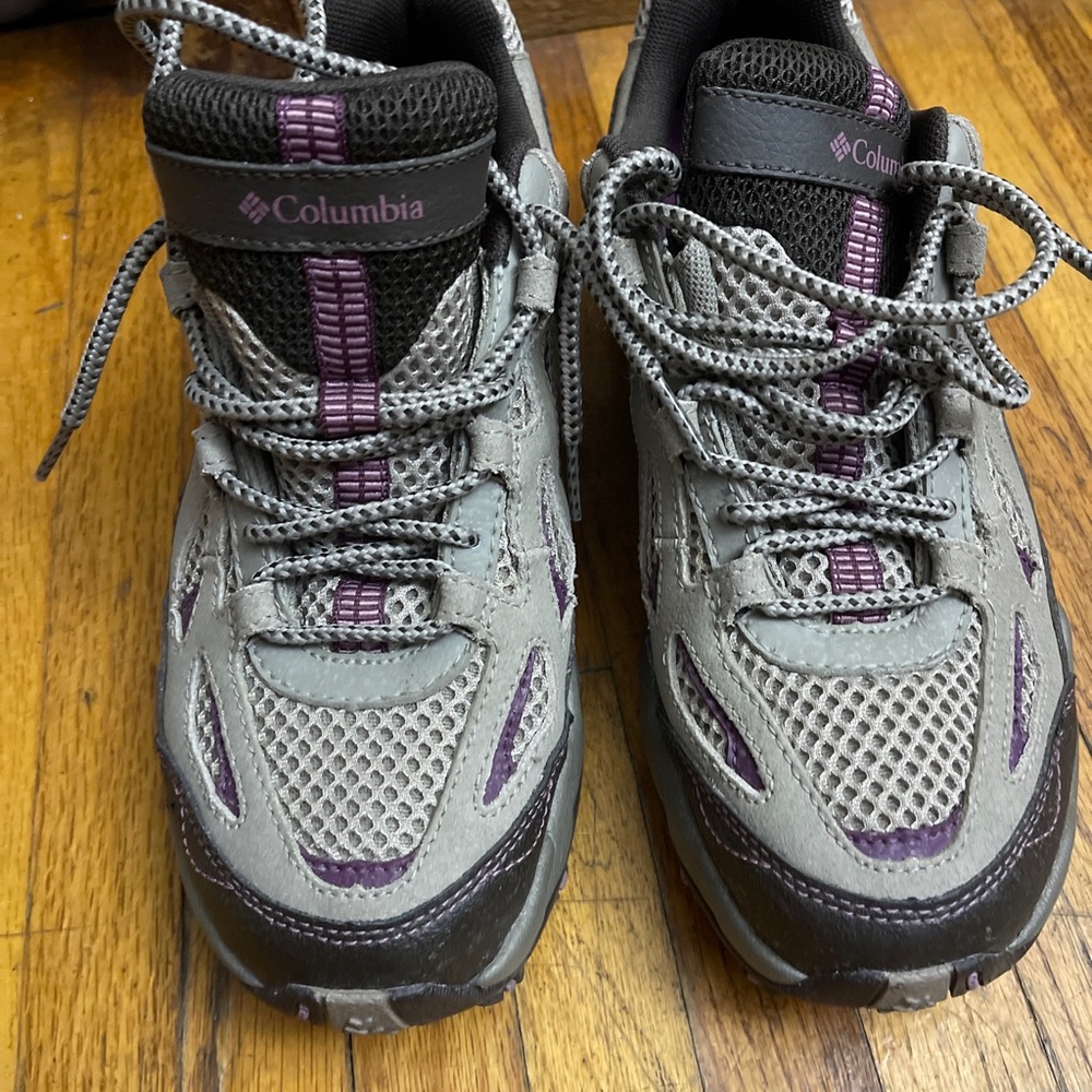 Columbia Hiking Shoe ~ Like New worn 1 time